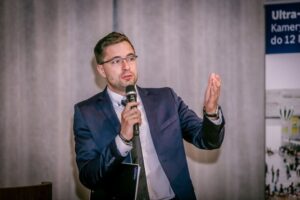 Maciek Kucharek konferansjer