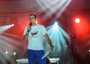 Maciek Kucharek z mikrofonem